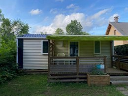 Camping Pas Cher vous présente avec son site Officiel campingpascher.fr, le Camping Des Pêcheurs classé 3 étoiles, situé sur la commune de Pont De Poitte dans le département Jura (Franche Comté) en France. Le camping Des Pêcheurs, vous présente un hébergement de type mobil-home de 28 m² et télévision. Le camping Des Pêcheurs vous propose du lundi 25 mai au lundi 01 juin 2026, en promotion à -28% pour 7 nuits à 295 € au lieu de 413,0 € soit une Économie de 118 €. Cette location propose 48 dates différentes pour réserver votre séjour. Découvrez également les 16 autres gammes d'hébergements du camping. Les Avis clients pour le Camping Des Pêcheurs sont excellents avec une note moyenne de 8 sur 10. LacRivière, Piscine couverte, Piscine extérieure, Aire de jeux enfants, Parcours sportif, Ping-pong, Pétanque, Randonnée, Terrain multisports, Boulangerie, Bureau de tabac, Créperie, Dépôt de pain, Supermarché,... En savoir plus : cliquez-ICI.