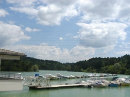 Camping Pas Cher vous présente avec son site Officiel campingpascher.fr, le Camping Des Pêcheurs classé 3 étoiles, situé sur la commune de Pont De Poitte dans le département Jura (Franche Comté) en France. Le camping Des Pêcheurs, vous présente un hébergement de type hébergement insolite de 21 m² pour 2 personnes. Le camping Des Pêcheurs vous propose du lundi 25 mai au lundi 01 juin 2026, en promotion à -28% pour 7 nuits à 275 € au lieu de 385,0 € soit une Économie de 110 €. Cette location propose 56 dates différentes pour réserver votre séjour. Découvrez également les 16 autres gammes d'hébergements du camping. Les Avis clients pour le Camping Des Pêcheurs sont excellents avec une note moyenne de 8 sur 10. LacRivière, Piscine couverte, Piscine extérieure, Aire de jeux enfants, Parcours sportif, Ping-pong, Pétanque, Randonnée, Terrain multisports, Boulangerie, Bureau de tabac, Créperie, Dépôt de pain, Supermarché,... En savoir plus : cliquez-ICI.