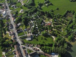 Camping Pas Cher vous présente avec son site Officiel campingpascher.fr, le Camping Des Pêcheurs classé 3 étoiles, situé sur la commune de Pont De Poitte dans le département Jura (Franche Comté) en France. Le camping Des Pêcheurs, vous présente un hébergement de type bungalow de 20 m² pour 2 personnes avec climatisation et télévision. Le camping Des Pêcheurs vous propose du lundi 25 mai au lundi 01 juin 2026, en promotion à -28% pour 7 nuits à 260 € au lieu de 364,0 € soit une Économie de 104 €. Cette location propose 56 dates différentes pour réserver votre séjour. Découvrez également les 16 autres gammes d'hébergements du camping. Les Avis clients pour le Camping Des Pêcheurs sont excellents avec une note moyenne de 8 sur 10. LacRivière, Piscine couverte, Piscine extérieure, Aire de jeux enfants, Parcours sportif, Ping-pong, Pétanque, Randonnée, Terrain multisports, Boulangerie, Bureau de tabac, Créperie, Dépôt de pain, Supermarché,... En savoir plus : cliquez-ICI.