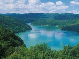 Camping Pas Cher vous présente avec son site Officiel campingpascher.fr, le Camping Des Pêcheurs classé 3 étoiles, situé sur la commune de Pont De Poitte dans le département Jura (Franche Comté) en France. Le camping Des Pêcheurs, vous présente un hébergement de type mobil-home de 22 m² pour 2 personnes et télévision. Le camping Des Pêcheurs vous propose du lundi 25 mai au lundi 01 juin 2026, en promotion à -28% pour 7 nuits à 275 € au lieu de 385,0 € soit une Économie de 110 €. Cette location propose 55 dates différentes pour réserver votre séjour. Découvrez également les 16 autres gammes d'hébergements du camping. Les Avis clients pour le Camping Des Pêcheurs sont excellents avec une note moyenne de 8 sur 10. LacRivière, Piscine couverte, Piscine extérieure, Aire de jeux enfants, Parcours sportif, Ping-pong, Pétanque, Randonnée, Terrain multisports, Boulangerie, Bureau de tabac, Créperie, Dépôt de pain, Supermarché,... En savoir plus : cliquez-ICI.