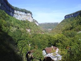 Camping Pas Cher vous présente avec son site Officiel campingpascher.fr, le Camping Des Pêcheurs classé 3 étoiles, situé sur la commune de Pont De Poitte dans le département Jura (Franche Comté) en France. Le camping Des Pêcheurs, vous présente un hébergement de type mobil-home de 28 m² et télévision. Le camping Des Pêcheurs vous propose du lundi 25 mai au lundi 01 juin 2026, en promotion à -28% pour 7 nuits à 295 € au lieu de 413,0 € soit une Économie de 118 €. Cette location propose 48 dates différentes pour réserver votre séjour. Découvrez également les 16 autres gammes d'hébergements du camping. Les Avis clients pour le Camping Des Pêcheurs sont excellents avec une note moyenne de 8 sur 10. LacRivière, Piscine couverte, Piscine extérieure, Aire de jeux enfants, Parcours sportif, Ping-pong, Pétanque, Randonnée, Terrain multisports, Boulangerie, Bureau de tabac, Créperie, Dépôt de pain, Supermarché,... En savoir plus : cliquez-ICI.