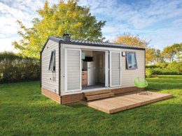 Camping Pas Cher vous présente avec son site Officiel campingpascher.fr, le Camping Des Pêcheurs classé 3 étoiles, situé sur la commune de Pont De Poitte dans le département Jura (Franche Comté) en France. Le camping Des Pêcheurs, vous présente un hébergement de type bungalow de 20 m² pour 2 personnes avec climatisation et télévision. Le camping Des Pêcheurs vous propose du lundi 25 mai au lundi 01 juin 2026, en promotion à -28% pour 7 nuits à 260 € au lieu de 364,0 € soit une Économie de 104 €. Cette location propose 56 dates différentes pour réserver votre séjour. Découvrez également les 16 autres gammes d'hébergements du camping. Les Avis clients pour le Camping Des Pêcheurs sont excellents avec une note moyenne de 8 sur 10. LacRivière, Piscine couverte, Piscine extérieure, Aire de jeux enfants, Parcours sportif, Ping-pong, Pétanque, Randonnée, Terrain multisports, Boulangerie, Bureau de tabac, Créperie, Dépôt de pain, Supermarché,... En savoir plus : cliquez-ICI.