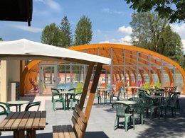 Camping Pas Cher vous présente avec son site Officiel campingpascher.fr, le Camping Des Pêcheurs classé 3 étoiles, situé sur la commune de Pont De Poitte dans le département Jura (Franche Comté) en France. Le camping Des Pêcheurs, vous présente un hébergement de type tente en toile et bois de 22 m² pour 2 personnes et télévision. Le camping Des Pêcheurs vous propose du sam. 05 septembre au sam. 12 septembre 2026, en promotion à -28% pour 7 nuits à 305 € au lieu de 427,0 € soit une Économie de 122 €. Cette location propose 17 dates différentes pour réserver votre séjour. Découvrez également les 16 autres gammes d'hébergements du camping. Les Avis clients pour le Camping Des Pêcheurs sont excellents avec une note moyenne de 8 sur 10. LacRivière, Piscine couverte, Piscine extérieure, Aire de jeux enfants, Parcours sportif, Ping-pong, Pétanque, Randonnée, Terrain multisports, Boulangerie, Bureau de tabac, Créperie, Dépôt de pain, Supermarché,... En savoir plus : cliquez-ICI.