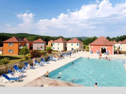 Camping Pas Cher vous présente avec son site Officiel campingpascher.fr, le Camping Le Domaine De Claire Rive classé 3 étoiles, situé sur la commune de Prayssac dans le département Lot (Midi Pyrénées) en France. Le camping Le Domaine De Claire Rive vous propose un hébergement de type appartement de 29 m² (télévision). L'établissement vous propose 2 autres types d'hébergements. Découvrez tous nos séjours à petits prix dans la commune et aux alentours de Prayssac du département : Lot (Midi Pyrénées). Les Avis clients pour le Camping Le Domaine De Claire Rive sont excellents avec une note moyenne de 8 sur 10. Piscine chauffée, Piscine extérieure, Aire de jeux enfants, Canoë-kayak, Centre équestre, Court de tennis, Golf, Ping-pong, Pétanque, Randonnée, Terrain de volley-ball, Trampoline,... En savoir plus : cliquez-ICI.