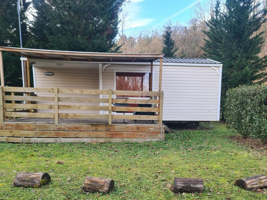 Camping Pas Cher vous présente avec son site Officiel campingpascher.fr, le Camping Les Sablons classé 2 étoiles, situé sur la commune de Pont Du Chateau dans le département Puy-de-dôme (Auvergne) en France. Le camping Les Sablons, vous présente un hébergement de type mobil-home de 21 m² avec climatisation. Le camping Les Sablons vous propose du sam. 20 juin au sam. 27 juin 2026, en promotion à -23% pour 7 nuits à 299 € au lieu de 390,0 € soit une Économie de 91 €. Cette location propose 11 dates différentes pour réserver votre séjour. Découvrez également les 3 autres gammes d'hébergements du camping. Les Avis clients pour le Camping Les Sablons sont excellents avec une note moyenne de 8 sur 10. Piscine extérieure, Animations familiales, Aire de jeux enfants, Canoë-kayak, Centre équestre, Court de tennis, Ping-pong, Pétanque, Salle de fitness, Structure gonflable enfants, Terrain de volley-ball, Bar, Dépôt de pain, Plats à emporter, Restaurant, Supermarché,... En savoir plus : cliquez-ICI.