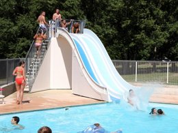 Camping Pas Cher vous présente avec son site Officiel campingpascher.fr, le Camping Les Sablons classé 2 étoiles, situé sur la commune de Pont Du Chateau dans le département Puy-de-dôme (Auvergne) en France. Le camping Les Sablons, vous présente un hébergement de type mobil-home de 21 m² avec climatisation. Le camping Les Sablons vous propose du sam. 20 juin au sam. 27 juin 2026, en promotion à -23% pour 7 nuits à 299 € au lieu de 390,0 € soit une Économie de 91 €. Cette location propose 11 dates différentes pour réserver votre séjour. Découvrez également les 3 autres gammes d'hébergements du camping. Les Avis clients pour le Camping Les Sablons sont excellents avec une note moyenne de 8 sur 10. Piscine extérieure, Animations familiales, Aire de jeux enfants, Canoë-kayak, Centre équestre, Court de tennis, Ping-pong, Pétanque, Salle de fitness, Structure gonflable enfants, Terrain de volley-ball, Bar, Dépôt de pain, Plats à emporter, Restaurant, Supermarché,... En savoir plus : cliquez-ICI.