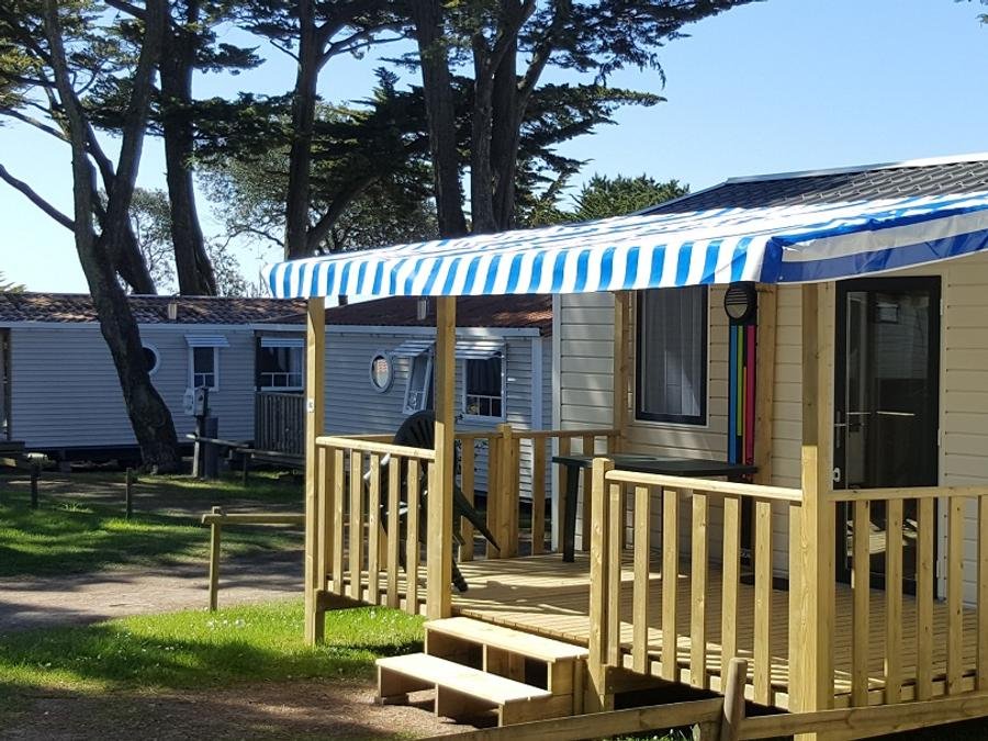 Camping Pas Cher vous présente avec son site Officiel campingpascher.fr, le Camping Eleovic classé 4 étoiles, situé sur la commune de Prefailles dans le département Loire-atlantique (Pays De La Loire) en France. Le camping Eleovic vous propose un hébergement de type mobil-home de 20 m² pour 3 personnes (télévision). L'établissement vous propose 10 autres types d'hébergements. Découvrez tous nos séjours à petits prix dans la commune et aux alentours de Prefailles du département : Loire-atlantique (Pays De La Loire). Les Avis clients pour le Camping Eleovic sont excellents avec une note moyenne de 8 sur 10. Mer, Piscine chauffée, Piscine couverte, Animations familiales, Club enfants, Aire de jeux enfants, Baby-foot, Centre équestre, Court de tennis, Cyclisme, Golf, Ping-pong, Pétanque, Randonnée, Surf, Terrain multisports, Bar, Dépôt de pain, Plats à emporter, Snack/Bar, Supermarché, Épicerie,... En savoir plus : cliquez-ICI.