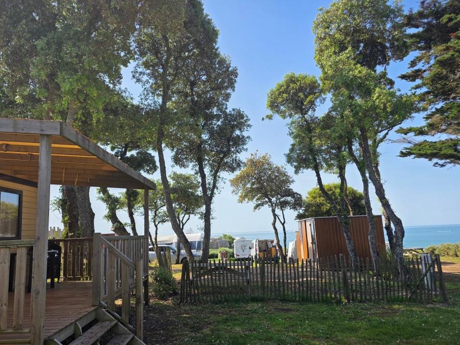 Camping Pas Cher vous présente avec son site Officiel campingpascher.fr, le Camping Eleovic classé 4 étoiles, situé sur la commune de Prefailles dans le département Loire-atlantique (Pays De La Loire) en France. Le camping Eleovic vous propose un hébergement de type mobil-home de 20 m² (télévision). L'établissement vous propose 11 autres types d'hébergements. Découvrez tous nos séjours à petits prix dans la commune et aux alentours de Prefailles du département : Loire-atlantique (Pays De La Loire). Les Avis clients pour le Camping Eleovic sont excellents avec une note moyenne de 8 sur 10. Mer, Piscine chauffée, Piscine couverte, Animations familiales, Club enfants, Aire de jeux enfants, Baby-foot, Centre équestre, Court de tennis, Cyclisme, Golf, Ping-pong, Pétanque, Randonnée, Surf, Terrain multisports, Bar, Dépôt de pain, Plats à emporter, Snack/Bar, Supermarché, Épicerie,... En savoir plus : cliquez-ICI.