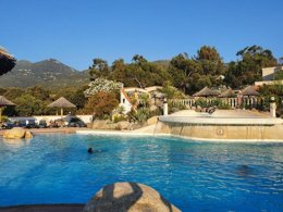Camping Pas Cher vous présente avec son site Officiel campingpascher.fr, le Camping Tikiti classé 3 étoiles, situé sur la commune de Propriano dans le département Corse Du Sud (Corse) en France. Le camping Tikiti vous propose un hébergement de type chalet de 24 m² pour 5 personnes. L'établissement vous propose 8 autres types d'hébergements. Découvrez tous nos séjours à petits prix dans la commune et aux alentours de Propriano du département : Corse Du Sud (Corse). Les Avis clients pour le Camping Tikiti sont excellents avec une note moyenne de 8 sur 10. Piscine extérieure, Aire de jeux enfants, Baby-foot, Parcours sportif, Dépôt de pain, Snack/Bar, Épicerie,... En savoir plus : cliquez-ICI.