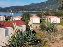 Camping Pas Cher vous présente avec son site Officiel campingpascher.fr, le Camping Tikiti classé 3 étoiles, situé sur la commune de Propriano dans le département Corse Du Sud (Corse) en France. Le camping Tikiti, vous présente un hébergement de type chalet de 24 m² pour 2 personnes. Le camping Tikiti vous propose du jeudi 30 avril au jeudi 07 mai 2026, en promotion à -7% pour 7 nuits à 309 € au lieu de 332,5 € soit une Économie de 23,50 €. Cette location propose 144 dates différentes pour réserver votre séjour. Découvrez également les 3 autres gammes d'hébergements du camping. Les Avis clients pour le Camping Tikiti sont excellents avec une note moyenne de 8 sur 10. Piscine extérieure, Aire de jeux enfants, Baby-foot, Parcours sportif, Dépôt de pain, Snack/Bar, Épicerie,... En savoir plus : cliquez-ICI.