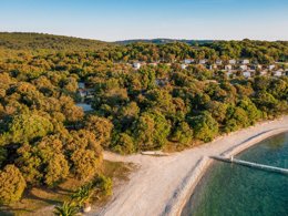 Camping Pas Cher vous présente avec son site Officiel campingpascher.fr, le Établissement Brioni Sunny, situé sur la commune de Pula dans le département Istrie (Istrie) en Croatie. L'établissement Brioni Sunny vous propose un hébergement de type mobil-home de 29 m². L'établissement vous propose 6 autres types d'hébergements. Découvrez tous nos séjours à petits prix dans la commune et aux alentours de Pula du département : Istrie (Istrie).... En savoir plus : cliquez-ICI.