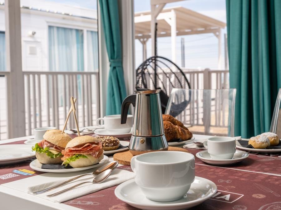 Camping Pas Cher vous présente avec son site Officiel campingpascher.fr, le Camping Club Del Sole Pini Family Village Boutique Resort classé 3 étoiles, situé sur la commune de Punta Marina Terme dans le département Ravenne (Emilia Romagna) en Italie. Le camping Club Del Sole Pini Family Village Boutique Resort, vous présente un hébergement de type lodge de 40 m² pour 1 personne avec climatisation et télévision. Le camping Club Del Sole Pini Family Village Boutique Resort vous propose du lundi 21 septembre au lundi 28 septembre 2026 pour 7 nuits à 776€. Cette location propose 8 dates différentes pour réserver votre séjour. Découvrez également les 3 autres gammes d'hébergements du camping. Les Avis clients pour le Camping Club Del Sole Pini Family Village Boutique Resort sont excellents avec une note moyenne de 9 sur 10. Mer, Club enfants, Aire de jeux enfants, Parcours sportif, Ping-pong, Terrain multisports, Bar, Dépôt de pain, Pizzeria, Épicerie,... En savoir plus : cliquez-ICI.