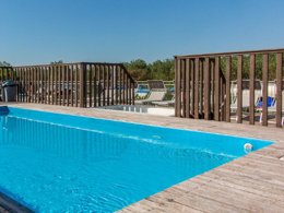 Camping Pas Cher vous présente avec son site Officiel campingpascher.fr, le Camping Club Del Sole Pini Family Village Boutique Resort classé 3 étoiles, situé sur la commune de Punta Marina Terme dans le département Ravenne (Emilia Romagna) en Italie. Le camping Club Del Sole Pini Family Village Boutique Resort, vous présente un hébergement de type lodge de 40 m² avec climatisation et télévision. Le camping Club Del Sole Pini Family Village Boutique Resort vous propose du lundi 14 septembre au lundi 21 septembre 2026 pour 7 nuits à 775€. Cette location propose 10 dates différentes pour réserver votre séjour. Découvrez également les 3 autres gammes d'hébergements du camping. Les Avis clients pour le Camping Club Del Sole Pini Family Village Boutique Resort sont excellents avec une note moyenne de 9 sur 10. Mer, Club enfants, Aire de jeux enfants, Parcours sportif, Ping-pong, Terrain multisports, Bar, Dépôt de pain, Pizzeria, Épicerie,... En savoir plus : cliquez-ICI.