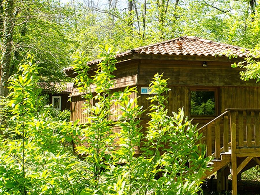 Camping Pas Cher vous présente avec son site Officiel campingpascher.fr, le Camping Village Club L'Evasion classé 4 étoiles, situé sur la commune de Puy L'eveque dans le département Lot (Midi Pyrénées) en France. Le camping Village Club L'Evasion, vous présente un hébergement de type chalet de 38 m² pour 2 personnes. Le camping Village Club L'Evasion vous propose du dimanche 07 juin au dimanche 14 juin 2026 avec un DÉPART DEMAIN pour 7 nuits à 290€. Cette location propose 29 dates différentes pour réserver votre séjour. Découvrez également les 14 autres gammes d'hébergements du camping. Les Avis clients pour le Camping Village Club L'Evasion sont excellents avec une note moyenne de 8 sur 10. Piscine chauffée, Piscine extérieure, Animations familiales, Club enfants, Aire de jeux enfants, Court de tennis, Cyclisme, Ping-pong, Pétanque, Randonnée, Terrain multisports, Bar, Dépôt de pain, Pizzeria, Plats à emporter, Restaurant, Épicerie,... En savoir plus : cliquez-ICI.