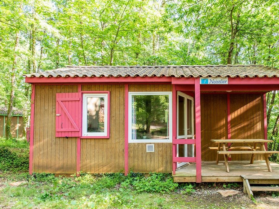 Camping Pas Cher vous présente avec son site Officiel campingpascher.fr, le Camping Village Club L'Evasion classé 4 étoiles, situé sur la commune de Puy L'eveque dans le département Lot (Midi Pyrénées) en France. Le camping Village Club L'Evasion, vous présente un hébergement de type chalet de 30 m². Le camping Village Club L'Evasion vous propose du sam. 06 juin au sam. 13 juin 2026 avec un DÉPART DEMAIN pour 7 nuits à 270€. Cette location propose 29 dates différentes pour réserver votre séjour. Découvrez également les 14 autres gammes d'hébergements du camping. Les Avis clients pour le Camping Village Club L'Evasion sont excellents avec une note moyenne de 8 sur 10. Piscine chauffée, Piscine extérieure, Animations familiales, Club enfants, Aire de jeux enfants, Court de tennis, Cyclisme, Ping-pong, Pétanque, Randonnée, Terrain multisports, Bar, Dépôt de pain, Pizzeria, Plats à emporter, Restaurant, Épicerie,... En savoir plus : cliquez-ICI.