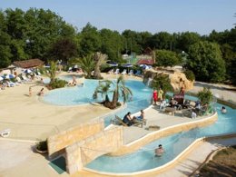 Camping Pas Cher vous présente avec son site Officiel campingpascher.fr, le Camping Village Club L'Evasion classé 4 étoiles, situé sur la commune de Puy L'eveque dans le département Lot (Midi Pyrénées) en France. Le camping Village Club L'Evasion, vous présente un hébergement de type tente en toile et bois de 30 m². Le camping Village Club L'Evasion vous propose du dimanche 31 mai au dimanche 07 juin 2026 pour 7 nuits à 240€. Cette location propose 32 dates différentes pour réserver votre séjour. Découvrez également les 13 autres gammes d'hébergements du camping. Les Avis clients pour le Camping Village Club L'Evasion sont excellents avec une note moyenne de 8 sur 10. Piscine chauffée, Piscine extérieure, Animations familiales, Club enfants, Aire de jeux enfants, Court de tennis, Cyclisme, Ping-pong, Pétanque, Randonnée, Terrain multisports, Bar, Dépôt de pain, Pizzeria, Plats à emporter, Restaurant, Épicerie,... En savoir plus : cliquez-ICI.