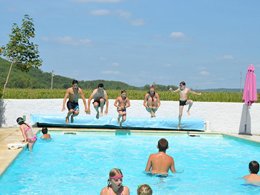 Camping Pas Cher vous présente avec son site Officiel campingpascher.fr, le Camping Les Vignes classé 3 étoiles, situé sur la commune de Puy L'eveque dans le département Lot (Midi Pyrénées) en France. Le camping Les Vignes, vous présente un hébergement de type maison de campagne de 58 m² et télévision. Le camping Les Vignes vous propose du mercredi 10 juin au mercredi 17 juin 2026 avec un DÉPART DEMAIN pour 7 nuits à 386.4€. Cette location propose 31 dates différentes pour réserver votre séjour. Découvrez également les 2 autres gammes d'hébergements du camping. Les Avis clients pour le Camping Les Vignes sont excellents avec une note moyenne de 8 sur 10. Rivière, Piscine chauffée, Piscine extérieure, Animation enfants, Animations familiales, Club enfants, Aire de jeux enfants, Canoë-kayak, Court de tennis, Ping-pong, Pétanque, Salle de jeux vidéo, Structure gonflable enfants, Terrain de beach-volley, Bar, Dépôt de pain, Snack/Bar, Épicerie,... En savoir plus : cliquez-ICI.