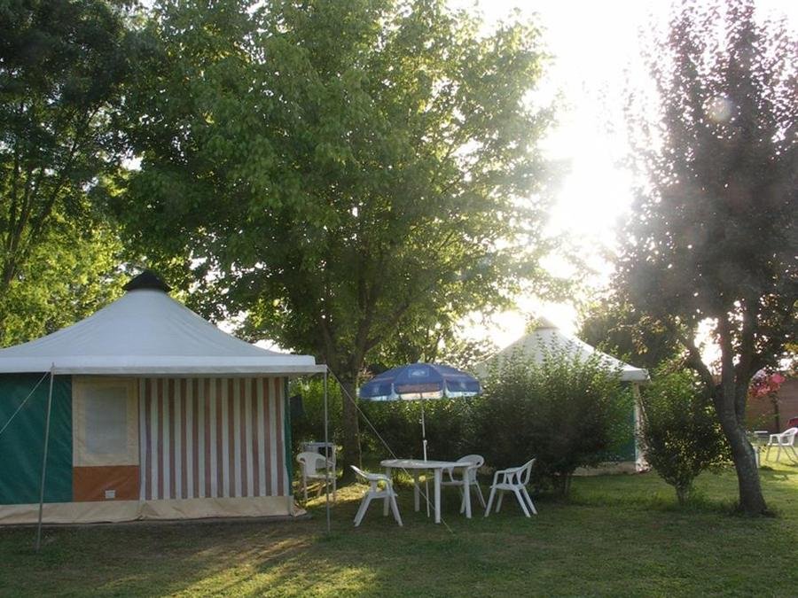 Camping Pas Cher vous présente avec son site Officiel campingpascher.fr, le Camping La Sole classé 4 étoiles, situé sur la commune de Puybrun dans le département Lot (Midi Pyrénées) en France. Le camping La Sole, vous présente un hébergement de type bungalow toilé de 16 m² pour 2 personnes. Le camping La Sole vous propose du sam. 04 juillet au sam. 11 juillet 2026 pour 7 nuits à 520€. Cette location propose 8 dates différentes pour réserver votre séjour. Découvrez également les 11 autres gammes d'hébergements du camping. Les Avis clients pour le Camping La Sole sont excellents avec une note moyenne de 8 sur 10. Parc aquatique, Piscine chauffée, Piscine couverte, Animation ados, Animations familiales, Aire de jeux enfants, Baby-foot, Canoë-kayak, Centre équestre, Court de tennis, Golf, Ping-pong, Piscine, Pétanque, Salle de jeux vidéo, Structure gonflable enfants, Terrain multisports, Trampoline, Bar, Snack/Bar, Supermarché, Épicerie,... En savoir plus : cliquez-ICI.