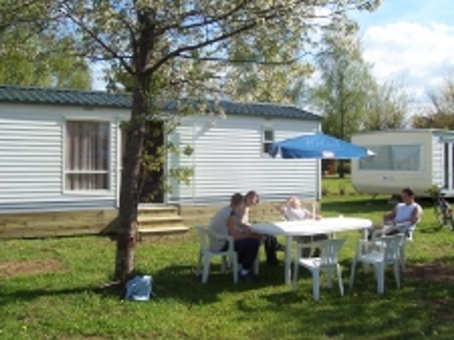 Camping Pas Cher vous présente avec son site Officiel campingpascher.fr, le Camping La Sole classé 4 étoiles, situé sur la commune de Puybrun dans le département Lot (Midi Pyrénées) en France. Le camping La Sole, vous présente un hébergement de type mobil-home de 24 m² pour 2 personnes et télévision. Le camping La Sole vous propose du vendredi 05 juin au vendredi 12 juin 2026 avec un DÉPART DEMAIN pour 7 nuits à 499€. Cette location propose 17 dates différentes pour réserver votre séjour. Découvrez également les 11 autres gammes d'hébergements du camping. Les Avis clients pour le Camping La Sole sont excellents avec une note moyenne de 8 sur 10. Parc aquatique, Piscine chauffée, Piscine couverte, Animation ados, Animations familiales, Aire de jeux enfants, Baby-foot, Canoë-kayak, Centre équestre, Court de tennis, Golf, Ping-pong, Piscine, Pétanque, Salle de jeux vidéo, Structure gonflable enfants, Terrain multisports, Trampoline, Bar, Snack/Bar, Supermarché, Épicerie,... En savoir plus : cliquez-ICI.