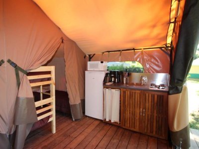 Cliquez pour découvrir toutes les photos de l'HÉBERGEMENT ! tente en toile et bois - La Sole photo 3