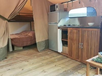 Cliquez pour découvrir toutes les photos de l'HÉBERGEMENT ! tente en toile et bois - La Sole photo 3