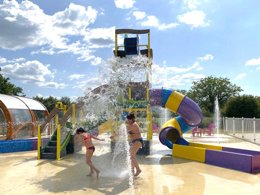 Camping Pas Cher vous présente avec son site Officiel campingpascher.fr, le Camping La Sole classé 4 étoiles, situé sur la commune de Puybrun dans le département Lot (Midi Pyrénées) en France. Le camping La Sole vous propose un hébergement de type maison de campagne de 30 m² pour 5 personnes avec climatisation (télévision). Cet hébergement propose plus de 21 dates différentes pour réserver ! Pour dévouvrir la période la moins chère, consultez la rubrique 'Tarifs' et sélectionnez votre mois de départ. L'établissement vous propose 11 autres types d'hébergements. Découvrez tous nos séjours à petits prix dans la commune et aux alentours de Puybrun du département : Lot (Midi Pyrénées). Les Avis clients pour le Camping La Sole sont excellents avec une note moyenne de 8 sur 10. Parc aquatique, Piscine chauffée, Piscine couverte, Animation ados, Animations familiales, Aire de jeux enfants, Baby-foot, Canoë-kayak, Centre équestre, Court de tennis, Golf, Ping-pong, Piscine, Pétanque, Salle de jeux vidéo, Structure gonflable enfants, Terrain multisports, Trampoline, Bar, Snack/Bar, Supermarché, Épicerie,... En savoir plus : cliquez-ICI.