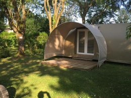Camping Pas Cher vous présente avec son site Officiel campingpascher.fr, le Camping La Sole classé 4 étoiles, situé sur la commune de Puybrun dans le département Lot (Midi Pyrénées) en France. Le camping La Sole, vous présente un hébergement de type tente de 16 m². Le camping La Sole vous propose du sam. 16 mai au sam. 23 mai 2026 pour 7 nuits à 329€. Cette location propose 56 dates différentes pour réserver votre séjour. Découvrez également les 11 autres gammes d'hébergements du camping. Les Avis clients pour le Camping La Sole sont excellents avec une note moyenne de 8 sur 10. Parc aquatique, Piscine chauffée, Piscine couverte, Animation ados, Animations familiales, Aire de jeux enfants, Baby-foot, Canoë-kayak, Centre équestre, Court de tennis, Golf, Ping-pong, Piscine, Pétanque, Salle de jeux vidéo, Structure gonflable enfants, Terrain multisports, Trampoline, Bar, Snack/Bar, Supermarché, Épicerie,... En savoir plus : cliquez-ICI.