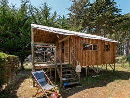 Camping Pas Cher vous présente avec son site Officiel campingpascher.fr, le Camping Flower Le Bois D'Amour classé 4 étoiles, situé sur la commune de Quiberon dans le département Morbihan (Bretagne) en France. Le camping Flower Le Bois D'Amour, vous présente un hébergement de type tente en toile et bois de 34 m². Le camping Flower Le Bois D'Amour vous propose du mardi 26 mai au mardi 02 juin 2026 pour 7 nuits à 497€. Cette location propose 68 dates différentes pour réserver votre séjour. Découvrez également les 12 autres gammes d'hébergements du camping. Les Avis clients pour le Camping Flower Le Bois D'Amour sont de 7 sur 10. Piscine chauffée, Piscine couverte, Animations familiales, Club enfants, Aire de jeux enfants, Canoë-kayak, Centre équestre, Cyclisme, Golf, Paddle, Parcours sportif, Ping-pong, Pétanque, Randonnée, Salle de jeux vidéo, Structure gonflable enfants, Terrain de beach-volley, Voile, Bar, Créperie, Dépôt de pain, Pizzeria, Plats à emporter, Snack/Bar, Épicerie,... En savoir plus : cliquez-ICI.