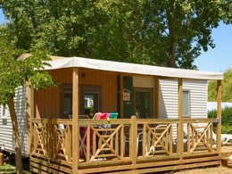 Camping Pas Cher vous présente avec son site Officiel campingpascher.fr, le Camping Flower Le Bois D'Amour classé 4 étoiles, situé sur la commune de Quiberon dans le département Morbihan (Bretagne) en France. Le camping Flower Le Bois D'Amour, vous présente un hébergement de type mobil-home de 29 m² avec climatisation et télévision. Le camping Flower Le Bois D'Amour vous propose du sam. 03 octobre au sam. 10 octobre 2026 pour 7 nuits à 639€. Cette location propose 154 dates différentes pour réserver votre séjour. Découvrez également les 12 autres gammes d'hébergements du camping. Les Avis clients pour le Camping Flower Le Bois D'Amour sont de 7 sur 10. Piscine chauffée, Piscine couverte, Animations familiales, Club enfants, Aire de jeux enfants, Canoë-kayak, Centre équestre, Cyclisme, Golf, Paddle, Parcours sportif, Ping-pong, Pétanque, Randonnée, Salle de jeux vidéo, Structure gonflable enfants, Terrain de beach-volley, Voile, Bar, Créperie, Dépôt de pain, Pizzeria, Plats à emporter, Snack/Bar, Épicerie,... En savoir plus : cliquez-ICI.