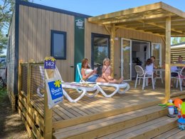 Camping Pas Cher vous présente avec son site Officiel campingpascher.fr, le Camping Flower Le Bois D'Amour classé 4 étoiles, situé sur la commune de Quiberon dans le département Morbihan (Bretagne) en France. Le camping Flower Le Bois D'Amour, vous présente un hébergement de type mobil-home de 30 m² avec climatisation et télévision. Le camping Flower Le Bois D'Amour vous propose du sam. 26 septembre au sam. 03 octobre 2026 pour 7 nuits à 762.5€. Cette location propose 143 dates différentes pour réserver votre séjour. Découvrez également les 12 autres gammes d'hébergements du camping. Les Avis clients pour le Camping Flower Le Bois D'Amour sont de 7 sur 10. Piscine chauffée, Piscine couverte, Animations familiales, Club enfants, Aire de jeux enfants, Canoë-kayak, Centre équestre, Cyclisme, Golf, Paddle, Parcours sportif, Ping-pong, Pétanque, Randonnée, Salle de jeux vidéo, Structure gonflable enfants, Terrain de beach-volley, Voile, Bar, Créperie, Dépôt de pain, Pizzeria, Plats à emporter, Snack/Bar, Épicerie,... En savoir plus : cliquez-ICI.