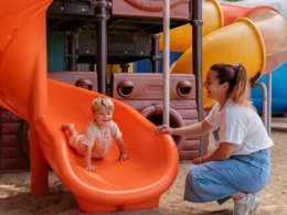 Camping Pas Cher vous présente avec son site Officiel campingpascher.fr, le Camping Flower Le Bois D'Amour classé 4 étoiles, situé sur la commune de Quiberon dans le département Morbihan (Bretagne) en France. Le camping Flower Le Bois D'Amour, vous présente un hébergement de type mobil-home de 31 m². Le camping Flower Le Bois D'Amour vous propose du sam. 26 septembre au sam. 03 octobre 2026 pour 7 nuits à 577.5€. Cette location propose 146 dates différentes pour réserver votre séjour. Découvrez également les 12 autres gammes d'hébergements du camping. Les Avis clients pour le Camping Flower Le Bois D'Amour sont de 7 sur 10. Piscine chauffée, Piscine couverte, Animations familiales, Club enfants, Aire de jeux enfants, Canoë-kayak, Centre équestre, Cyclisme, Golf, Paddle, Parcours sportif, Ping-pong, Pétanque, Randonnée, Salle de jeux vidéo, Structure gonflable enfants, Terrain de beach-volley, Voile, Bar, Créperie, Dépôt de pain, Pizzeria, Plats à emporter, Snack/Bar, Épicerie,... En savoir plus : cliquez-ICI.