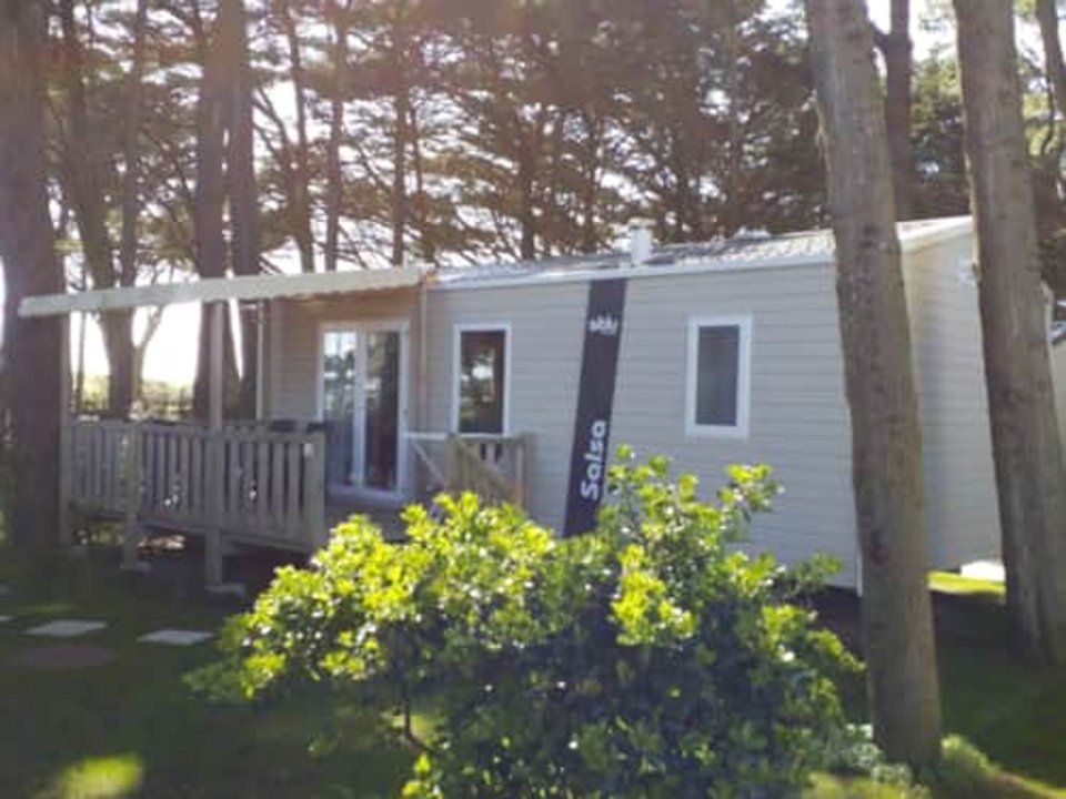 Camping Pas Cher vous présente avec son site Officiel campingpascher.fr, le Camping Bord De Mer - CONGUEL (funpass Non Inlus) classé 4 étoiles, situé sur la commune de Quiberon dans le département Morbihan (Bretagne) en France. Le camping Bord De Mer - CONGUEL (funpass Non Inlus) vous propose un hébergement de type mobil-home (télévision). L'établissement vous propose 6 autres types d'hébergements. Découvrez tous nos séjours à petits prix dans la commune et aux alentours de Quiberon du département : Morbihan (Bretagne). Les Avis clients pour le Camping Bord De Mer - CONGUEL (funpass Non Inlus) sont excellents avec une note moyenne de 8 sur 10. Mer, Parc aquatique, Piscine couverte, Piscine extérieure, Animations familiales, Club enfants, Aire de jeux enfants, Baby-foot, Centre équestre, Piscine, Pétanque, Terrain multisports, Bar, Restaurant, Snack/Bar, Épicerie,... En savoir plus : cliquez-ICI.