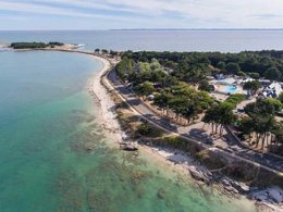 Camping Pas Cher vous présente avec son site Officiel campingpascher.fr, le Camping Bord De Mer - CONGUEL (funpass Non Inlus) classé 4 étoiles, situé sur la commune de Quiberon dans le département Morbihan (Bretagne) en France. Le camping Bord De Mer - CONGUEL (funpass Non Inlus) vous propose un hébergement de type mobil-home. L'établissement vous propose 7 autres types d'hébergements. Découvrez tous nos séjours à petits prix dans la commune et aux alentours de Quiberon du département : Morbihan (Bretagne). Les Avis clients pour le Camping Bord De Mer - CONGUEL (funpass Non Inlus) sont excellents avec une note moyenne de 8 sur 10. Mer, Parc aquatique, Piscine couverte, Piscine extérieure, Animations familiales, Club enfants, Aire de jeux enfants, Baby-foot, Centre équestre, Piscine, Pétanque, Terrain multisports, Bar, Restaurant, Snack/Bar, Épicerie,... En savoir plus : cliquez-ICI.