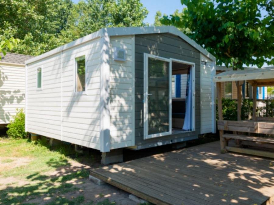 Camping Pas Cher vous présente avec son site Officiel campingpascher.fr, le Camping SUNELIA Les Sablons classé 5 étoiles, situé sur la commune de Portiragnes Plage dans le département Hérault (Languedoc Roussillon) en France. Le camping SUNELIA Les Sablons, vous présente un hébergement de type mobil-home de 16 m² avec climatisation. Le camping SUNELIA Les Sablons vous propose du sam. 19 septembre au sam. 26 septembre 2026 pour 7 nuits à 350€. Cette location propose 4 dates différentes pour réserver votre séjour. Découvrez également les 28 autres gammes d'hébergements du camping. Les Avis clients pour le Camping SUNELIA Les Sablons sont excellents avec une note moyenne de 8 sur 10. Mer, Parc aquatique, Piscine couverte, Piscine extérieure, Animations familiales, Club ados, Club enfants, Aire de jeux enfants, Canoë-kayak, Centre équestre, Court de tennis, Jet-ski, Location de bateaux, Pétanque, Randonnée, Salle de fitness, Skatepark, Terrain de basketball, Terrain de football, Terrain de volley-ball, Tir à l’arc, Bar, Boulangerie, Dépôt de pain, Restaurant, Snack/Bar, Épicerie,... En savoir plus : cliquez-ICI.
