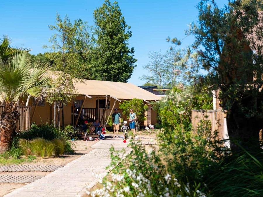 Camping Pas Cher vous présente avec son site Officiel campingpascher.fr, le Camping SUNELIA Les Sablons classé 5 étoiles, situé sur la commune de Portiragnes Plage dans le département Hérault (Languedoc Roussillon) en France. Le camping SUNELIA Les Sablons vous propose un hébergement de type tente en toile et bois de 35 m² pour 2 personnes. L'établissement vous propose 28 autres types d'hébergements. Découvrez tous nos séjours à petits prix dans la commune et aux alentours de Portiragnes Plage du département : Hérault (Languedoc Roussillon). Les Avis clients pour le Camping SUNELIA Les Sablons sont excellents avec une note moyenne de 8 sur 10. Mer, Parc aquatique, Piscine couverte, Piscine extérieure, Animations familiales, Club ados, Club enfants, Aire de jeux enfants, Canoë-kayak, Centre équestre, Court de tennis, Jet-ski, Location de bateaux, Pétanque, Randonnée, Salle de fitness, Skatepark, Terrain de basketball, Terrain de football, Terrain de volley-ball, Tir à l’arc, Bar, Boulangerie, Dépôt de pain, Restaurant, Snack/Bar, Épicerie,... En savoir plus : cliquez-ICI.