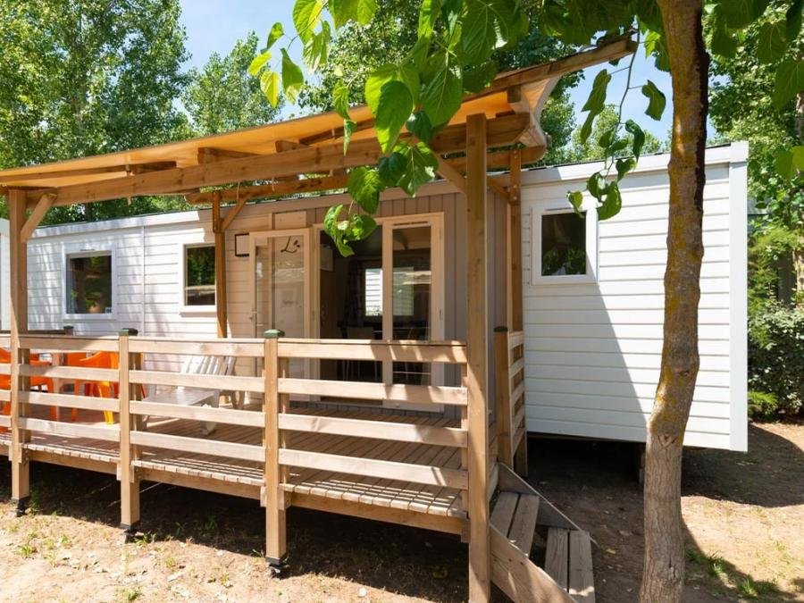 Camping Pas Cher vous présente avec son site Officiel campingpascher.fr, le Camping SUNELIA Les Sablons classé 5 étoiles, situé sur la commune de Portiragnes Plage dans le département Hérault (Languedoc Roussillon) en France. Le camping SUNELIA Les Sablons, vous présente un hébergement de type mobil-home de 20 m² avec climatisation. Le camping SUNELIA Les Sablons vous propose du sam. 06 juin au sam. 13 juin 2026, en promotion à -10% pour 7 nuits à 441 € au lieu de 490,0 € soit une Économie de 49 €. Cette location propose 38 dates différentes pour réserver votre séjour. Découvrez également les 29 autres gammes d'hébergements du camping. Les Avis clients pour le Camping SUNELIA Les Sablons sont excellents avec une note moyenne de 8 sur 10. Mer, Parc aquatique, Piscine couverte, Piscine extérieure, Animations familiales, Club ados, Club enfants, Aire de jeux enfants, Canoë-kayak, Centre équestre, Court de tennis, Jet-ski, Location de bateaux, Pétanque, Randonnée, Salle de fitness, Skatepark, Terrain de basketball, Terrain de football, Terrain de volley-ball, Tir à l’arc, Bar, Boulangerie, Dépôt de pain, Restaurant, Snack/Bar, Épicerie,... En savoir plus : cliquez-ICI.