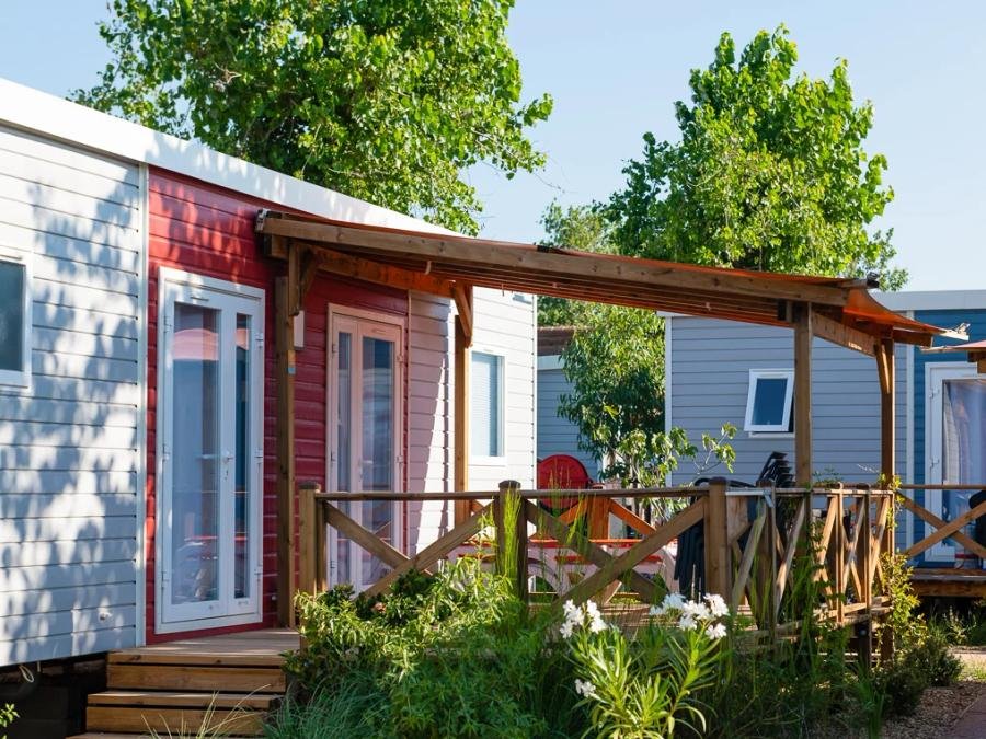 Camping Pas Cher vous présente avec son site Officiel campingpascher.fr, le Camping SUNELIA Les Sablons classé 5 étoiles, situé sur la commune de Portiragnes Plage dans le département Hérault (Languedoc Roussillon) en France. Le camping SUNELIA Les Sablons, vous présente un hébergement de type mobil-home de 26 m² avec climatisation. Le camping SUNELIA Les Sablons vous propose du vendredi 26 juin au vendredi 03 juillet 2026, en promotion à -2% pour 7 nuits à 886,50 € au lieu de 910,0 € soit une Économie de 23,50 €. Cette location propose 17 dates différentes pour réserver votre séjour. Découvrez également les 29 autres gammes d'hébergements du camping. Les Avis clients pour le Camping SUNELIA Les Sablons sont excellents avec une note moyenne de 8 sur 10. Mer, Parc aquatique, Piscine couverte, Piscine extérieure, Animations familiales, Club ados, Club enfants, Aire de jeux enfants, Canoë-kayak, Centre équestre, Court de tennis, Jet-ski, Location de bateaux, Pétanque, Randonnée, Salle de fitness, Skatepark, Terrain de basketball, Terrain de football, Terrain de volley-ball, Tir à l’arc, Bar, Boulangerie, Dépôt de pain, Restaurant, Snack/Bar, Épicerie,... En savoir plus : cliquez-ICI.