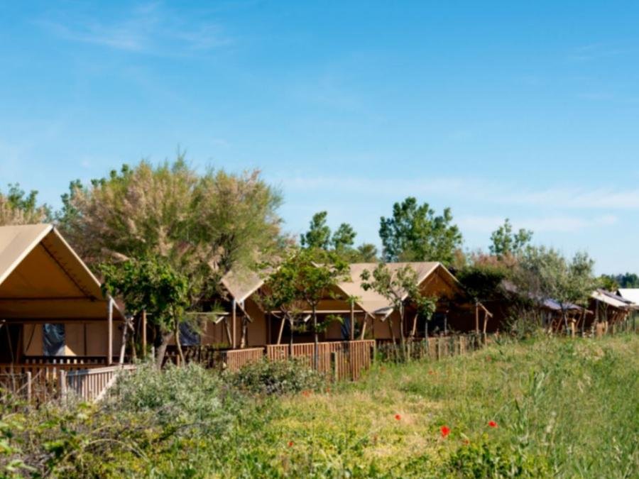 Camping Pas Cher vous présente avec son site Officiel campingpascher.fr, le Camping SUNELIA Les Sablons classé 5 étoiles, situé sur la commune de Portiragnes Plage dans le département Hérault (Languedoc Roussillon) en France. Le camping SUNELIA Les Sablons vous propose un hébergement de type tente en toile et bois de 35 m² pour 2 personnes. L'établissement vous propose 28 autres types d'hébergements. Découvrez tous nos séjours à petits prix dans la commune et aux alentours de Portiragnes Plage du département : Hérault (Languedoc Roussillon). Les Avis clients pour le Camping SUNELIA Les Sablons sont excellents avec une note moyenne de 8 sur 10. Mer, Parc aquatique, Piscine couverte, Piscine extérieure, Animations familiales, Club ados, Club enfants, Aire de jeux enfants, Canoë-kayak, Centre équestre, Court de tennis, Jet-ski, Location de bateaux, Pétanque, Randonnée, Salle de fitness, Skatepark, Terrain de basketball, Terrain de football, Terrain de volley-ball, Tir à l’arc, Bar, Boulangerie, Dépôt de pain, Restaurant, Snack/Bar, Épicerie,... En savoir plus : cliquez-ICI.