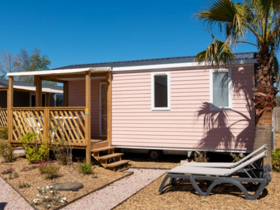 Camping Pas Cher vous présente avec son site Officiel campingpascher.fr, le Camping SUNELIA Les Sablons classé 5 étoiles, situé sur la commune de Portiragnes Plage dans le département Hérault (Languedoc Roussillon) en France. Le camping SUNELIA Les Sablons, vous présente un hébergement de type mobil-home de 24 m² avec climatisation. Le camping SUNELIA Les Sablons vous propose du sam. 06 juin au sam. 13 juin 2026, en promotion à -10% pour 7 nuits à 472,50 € au lieu de 525,0 € soit une Économie de 52,50 €. Cette location propose 39 dates différentes pour réserver votre séjour. Découvrez également les 29 autres gammes d'hébergements du camping. Les Avis clients pour le Camping SUNELIA Les Sablons sont excellents avec une note moyenne de 8 sur 10. Mer, Parc aquatique, Piscine couverte, Piscine extérieure, Animations familiales, Club ados, Club enfants, Aire de jeux enfants, Canoë-kayak, Centre équestre, Court de tennis, Jet-ski, Location de bateaux, Pétanque, Randonnée, Salle de fitness, Skatepark, Terrain de basketball, Terrain de football, Terrain de volley-ball, Tir à l’arc, Bar, Boulangerie, Dépôt de pain, Restaurant, Snack/Bar, Épicerie,... En savoir plus : cliquez-ICI.