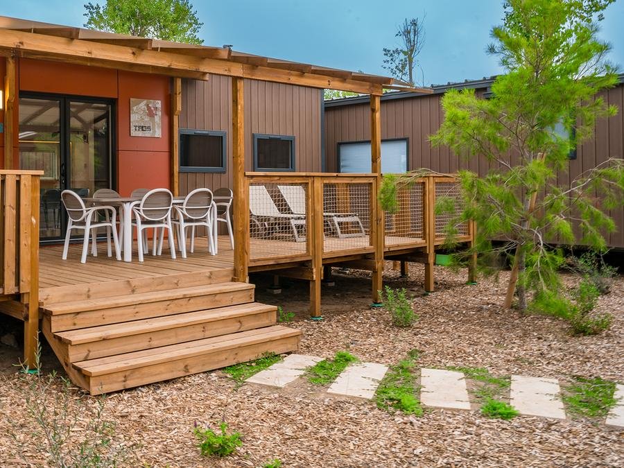 Camping Pas Cher vous présente avec son site Officiel campingpascher.fr, le Camping SUNELIA Les Sablons classé 5 étoiles, situé sur la commune de Portiragnes Plage dans le département Hérault (Languedoc Roussillon) en France. Le camping SUNELIA Les Sablons vous propose un hébergement de type mobil-home de 40 m² pour 6 personnes avec climatisation. L'établissement vous propose 28 autres types d'hébergements. Découvrez tous nos séjours à petits prix dans la commune et aux alentours de Portiragnes Plage du département : Hérault (Languedoc Roussillon). Les Avis clients pour le Camping SUNELIA Les Sablons sont excellents avec une note moyenne de 8 sur 10. Mer, Parc aquatique, Piscine couverte, Piscine extérieure, Animations familiales, Club ados, Club enfants, Aire de jeux enfants, Canoë-kayak, Centre équestre, Court de tennis, Jet-ski, Location de bateaux, Pétanque, Randonnée, Salle de fitness, Skatepark, Terrain de basketball, Terrain de football, Terrain de volley-ball, Tir à l’arc, Bar, Boulangerie, Dépôt de pain, Restaurant, Snack/Bar, Épicerie,... En savoir plus : cliquez-ICI.