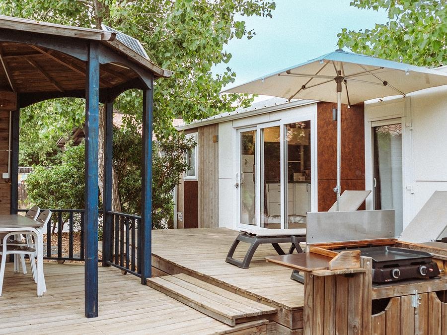 Camping Pas Cher vous présente avec son site Officiel campingpascher.fr, le Camping SUNELIA Les Sablons classé 5 étoiles, situé sur la commune de Portiragnes Plage dans le département Hérault (Languedoc Roussillon) en France. Le camping SUNELIA Les Sablons vous propose un hébergement de type mobil-home de 40 m² pour 6 personnes. L'établissement vous propose 28 autres types d'hébergements. Découvrez tous nos séjours à petits prix dans la commune et aux alentours de Portiragnes Plage du département : Hérault (Languedoc Roussillon). Les Avis clients pour le Camping SUNELIA Les Sablons sont excellents avec une note moyenne de 8 sur 10. Mer, Parc aquatique, Piscine couverte, Piscine extérieure, Animations familiales, Club ados, Club enfants, Aire de jeux enfants, Canoë-kayak, Centre équestre, Court de tennis, Jet-ski, Location de bateaux, Pétanque, Randonnée, Salle de fitness, Skatepark, Terrain de basketball, Terrain de football, Terrain de volley-ball, Tir à l’arc, Bar, Boulangerie, Dépôt de pain, Restaurant, Snack/Bar, Épicerie,... En savoir plus : cliquez-ICI.