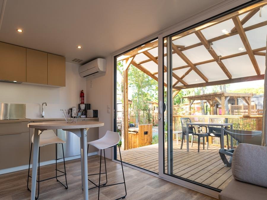 Camping Pas Cher vous présente avec son site Officiel campingpascher.fr, le Camping SUNELIA Les Sablons classé 5 étoiles, situé sur la commune de Portiragnes Plage dans le département Hérault (Languedoc Roussillon) en France. Le camping SUNELIA Les Sablons, vous présente un hébergement de type mobil-home de 27 m² pour 2 personnes. Le camping SUNELIA Les Sablons vous propose du sam. 19 septembre au sam. 26 septembre 2026 pour 7 nuits à 560€. Cette location propose 3 dates différentes pour réserver votre séjour. Découvrez également les 28 autres gammes d'hébergements du camping. Les Avis clients pour le Camping SUNELIA Les Sablons sont excellents avec une note moyenne de 8 sur 10. Mer, Parc aquatique, Piscine couverte, Piscine extérieure, Animations familiales, Club ados, Club enfants, Aire de jeux enfants, Canoë-kayak, Centre équestre, Court de tennis, Jet-ski, Location de bateaux, Pétanque, Randonnée, Salle de fitness, Skatepark, Terrain de basketball, Terrain de football, Terrain de volley-ball, Tir à l’arc, Bar, Boulangerie, Dépôt de pain, Restaurant, Snack/Bar, Épicerie,... En savoir plus : cliquez-ICI.