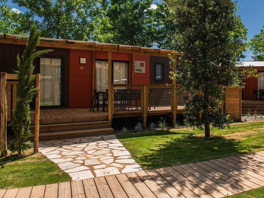 Camping Pas Cher vous présente avec son site Officiel campingpascher.fr, le Camping SUNELIA Les Sablons classé 5 étoiles, situé sur la commune de Portiragnes Plage dans le département Hérault (Languedoc Roussillon) en France. Le camping SUNELIA Les Sablons vous propose un hébergement de type mobil-home de 40 m² pour 6 personnes avec climatisation. L'établissement vous propose 28 autres types d'hébergements. Découvrez tous nos séjours à petits prix dans la commune et aux alentours de Portiragnes Plage du département : Hérault (Languedoc Roussillon). Les Avis clients pour le Camping SUNELIA Les Sablons sont excellents avec une note moyenne de 8 sur 10. Mer, Parc aquatique, Piscine couverte, Piscine extérieure, Animations familiales, Club ados, Club enfants, Aire de jeux enfants, Canoë-kayak, Centre équestre, Court de tennis, Jet-ski, Location de bateaux, Pétanque, Randonnée, Salle de fitness, Skatepark, Terrain de basketball, Terrain de football, Terrain de volley-ball, Tir à l’arc, Bar, Boulangerie, Dépôt de pain, Restaurant, Snack/Bar, Épicerie,... En savoir plus : cliquez-ICI.