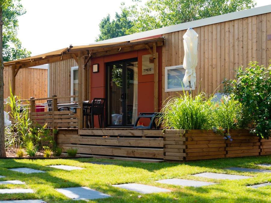 Camping Pas Cher vous présente avec son site Officiel campingpascher.fr, le Camping SUNELIA Les Sablons classé 5 étoiles, situé sur la commune de Portiragnes Plage dans le département Hérault (Languedoc Roussillon) en France. Le camping SUNELIA Les Sablons, vous présente un hébergement de type mobil-home de 35 m² pour 4 personnes avec climatisation. Le camping SUNELIA Les Sablons vous propose du sam. 06 juin au sam. 13 juin 2026, en promotion à -10% pour 7 nuits à 756 € au lieu de 840,0 € soit une Économie de 84 €. Cette location propose 20 dates différentes pour réserver votre séjour. Découvrez également les 29 autres gammes d'hébergements du camping. Les Avis clients pour le Camping SUNELIA Les Sablons sont excellents avec une note moyenne de 8 sur 10. Mer, Parc aquatique, Piscine couverte, Piscine extérieure, Animations familiales, Club ados, Club enfants, Aire de jeux enfants, Canoë-kayak, Centre équestre, Court de tennis, Jet-ski, Location de bateaux, Pétanque, Randonnée, Salle de fitness, Skatepark, Terrain de basketball, Terrain de football, Terrain de volley-ball, Tir à l’arc, Bar, Boulangerie, Dépôt de pain, Restaurant, Snack/Bar, Épicerie,... En savoir plus : cliquez-ICI.
