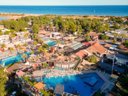 Camping Pas Cher vous présente avec son site Officiel campingpascher.fr, le Camping SUNELIA Les Sablons classé 5 étoiles, situé sur la commune de Portiragnes Plage dans le département Hérault (Languedoc Roussillon) en France. Le camping SUNELIA Les Sablons vous propose un hébergement de type chalet de 36 m² avec climatisation. L'établissement vous propose 29 autres types d'hébergements. Découvrez tous nos séjours à petits prix dans la commune et aux alentours de Portiragnes Plage du département : Hérault (Languedoc Roussillon). Les Avis clients pour le Camping SUNELIA Les Sablons sont excellents avec une note moyenne de 9 sur 10. Mer, Parc aquatique, Piscine couverte, Piscine extérieure, Animations familiales, Club ados, Club enfants, Aire de jeux enfants, Canoë-kayak, Centre équestre, Court de tennis, Jet-ski, Location de bateaux, Pétanque, Randonnée, Salle de fitness, Skatepark, Terrain de basketball, Terrain de football, Terrain de volley-ball, Tir à l’arc, Bar, Boulangerie, Dépôt de pain, Restaurant, Snack/Bar, Épicerie,... En savoir plus : cliquez-ICI.