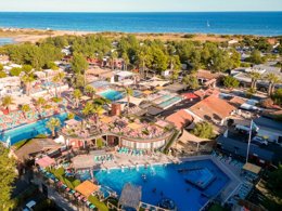 Camping Pas Cher vous présente avec son site Officiel campingpascher.fr, le Camping SUNELIA Les Sablons classé 5 étoiles, situé sur la commune de Portiragnes Plage dans le département Hérault (Languedoc Roussillon) en France. Le camping SUNELIA Les Sablons vous propose un hébergement de type chalet de 36 m² avec climatisation. L'établissement vous propose 29 autres types d'hébergements. Découvrez tous nos séjours à petits prix dans la commune et aux alentours de Portiragnes Plage du département : Hérault (Languedoc Roussillon). Les Avis clients pour le Camping SUNELIA Les Sablons sont excellents avec une note moyenne de 9 sur 10. Mer, Parc aquatique, Piscine couverte, Piscine extérieure, Animations familiales, Club ados, Club enfants, Aire de jeux enfants, Canoë-kayak, Centre équestre, Court de tennis, Jet-ski, Location de bateaux, Pétanque, Randonnée, Salle de fitness, Skatepark, Terrain de basketball, Terrain de football, Terrain de volley-ball, Tir à l’arc, Bar, Boulangerie, Dépôt de pain, Restaurant, Snack/Bar, Épicerie,... En savoir plus : cliquez-ICI.