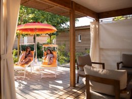 Camping Pas Cher vous présente avec son site Officiel campingpascher.fr, le Camping SUNELIA Les Sablons classé 5 étoiles, situé sur la commune de Portiragnes Plage dans le département Hérault (Languedoc Roussillon) en France. Le camping SUNELIA Les Sablons vous propose un hébergement de type chalet de 63 m² avec climatisation (télévision). L'établissement vous propose 28 autres types d'hébergements. Découvrez tous nos séjours à petits prix dans la commune et aux alentours de Portiragnes Plage du département : Hérault (Languedoc Roussillon). Les Avis clients pour le Camping SUNELIA Les Sablons sont excellents avec une note moyenne de 8 sur 10. Mer, Parc aquatique, Piscine couverte, Piscine extérieure, Animations familiales, Club ados, Club enfants, Aire de jeux enfants, Canoë-kayak, Centre équestre, Court de tennis, Jet-ski, Location de bateaux, Pétanque, Randonnée, Salle de fitness, Skatepark, Terrain de basketball, Terrain de football, Terrain de volley-ball, Tir à l’arc, Bar, Boulangerie, Dépôt de pain, Restaurant, Snack/Bar, Épicerie,... En savoir plus : cliquez-ICI.