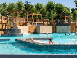 Camping Pas Cher vous présente avec son site Officiel campingpascher.fr, le Camping SUNELIA Les Sablons classé 5 étoiles, situé sur la commune de Portiragnes Plage dans le département Hérault (Languedoc Roussillon) en France. Le camping SUNELIA Les Sablons vous propose un hébergement de type mobil-home de 40 m² pour 6 personnes avec climatisation. L'établissement vous propose 28 autres types d'hébergements. Découvrez tous nos séjours à petits prix dans la commune et aux alentours de Portiragnes Plage du département : Hérault (Languedoc Roussillon). Les Avis clients pour le Camping SUNELIA Les Sablons sont excellents avec une note moyenne de 8 sur 10. Mer, Parc aquatique, Piscine couverte, Piscine extérieure, Animations familiales, Club ados, Club enfants, Aire de jeux enfants, Canoë-kayak, Centre équestre, Court de tennis, Jet-ski, Location de bateaux, Pétanque, Randonnée, Salle de fitness, Skatepark, Terrain de basketball, Terrain de football, Terrain de volley-ball, Tir à l’arc, Bar, Boulangerie, Dépôt de pain, Restaurant, Snack/Bar, Épicerie,... En savoir plus : cliquez-ICI.
