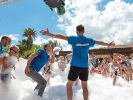 Camping Pas Cher vous présente avec son site Officiel campingpascher.fr, le Camping SUNELIA Les Sablons classé 5 étoiles, situé sur la commune de Portiragnes Plage dans le département Hérault (Languedoc Roussillon) en France. Le camping SUNELIA Les Sablons vous propose un hébergement de type tente en toile et bois de 23 m². L'établissement vous propose 29 autres types d'hébergements. Découvrez tous nos séjours à petits prix dans la commune et aux alentours de Portiragnes Plage du département : Hérault (Languedoc Roussillon). Les Avis clients pour le Camping SUNELIA Les Sablons sont excellents avec une note moyenne de 9 sur 10. Mer, Parc aquatique, Piscine couverte, Piscine extérieure, Animations familiales, Club ados, Club enfants, Aire de jeux enfants, Canoë-kayak, Centre équestre, Court de tennis, Jet-ski, Location de bateaux, Pétanque, Randonnée, Salle de fitness, Skatepark, Terrain de basketball, Terrain de football, Terrain de volley-ball, Tir à l’arc, Bar, Boulangerie, Dépôt de pain, Restaurant, Snack/Bar, Épicerie,... En savoir plus : cliquez-ICI.