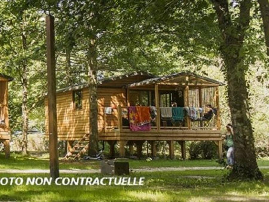 Camping Pas Cher vous présente avec son site Officiel campingpascher.fr, le Camping L'Oso classé 3 étoiles, situé sur la commune de Porto-vecchio dans le département Corse Du Sud (Corse) en France. Le camping L'Oso vous propose un hébergement de type chalet de 26 m² pour 4 personnes avec climatisation. L'établissement vous propose 4 autres types d'hébergements. Découvrez tous nos séjours à petits prix dans la commune et aux alentours de Porto-vecchio du département : Corse Du Sud (Corse). Les Avis clients pour le Camping L'Oso sont excellents avec une note moyenne de 8 sur 10. MerRivière, Piscine extérieure, Aire de jeux enfants, Canoë-kayak, Centre équestre, Jet-ski, Ping-pong, Planche à voile, Plongée, Pétanque, Randonnée, Surf, Terrain de volley-ball, Boulangerie, Snack/Bar, Supermarché, Épicerie,... En savoir plus : cliquez-ICI.